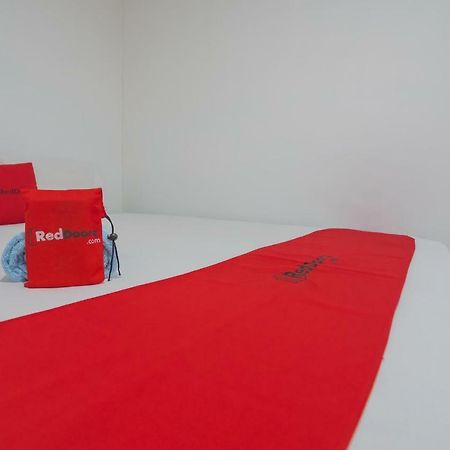 Reddoorz Near Gajah Mada Pontianak Hotel Exterior photo