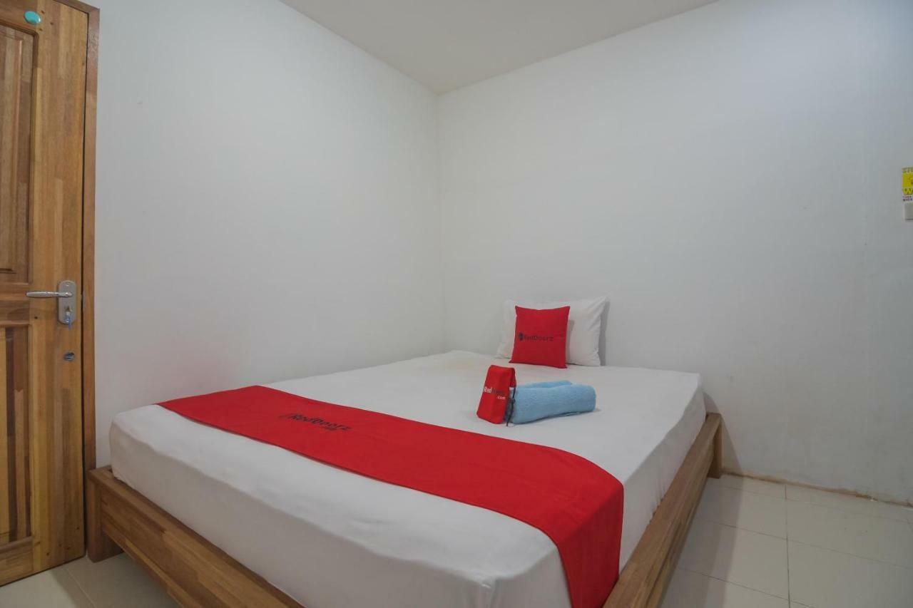 Reddoorz Near Gajah Mada Pontianak Hotel Exterior photo