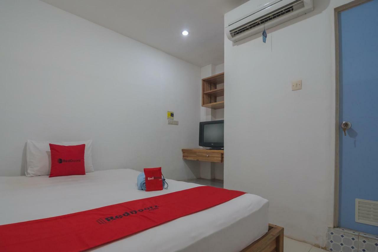 Reddoorz Near Gajah Mada Pontianak Hotel Exterior photo